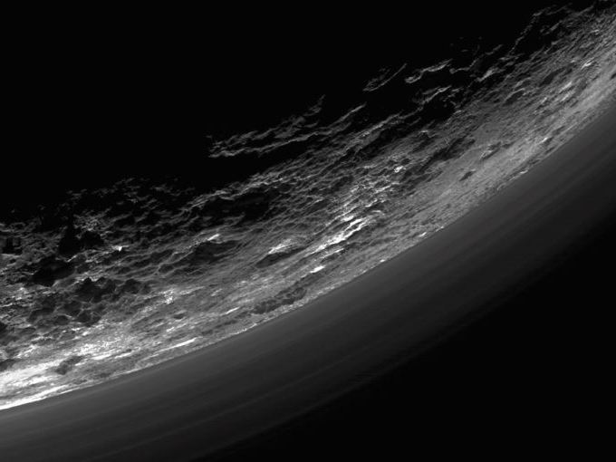 層層薄霧壟罩的冥王星