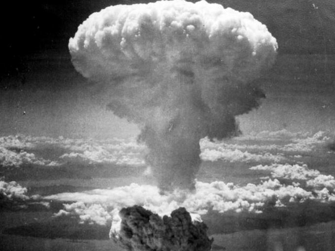 蘑菇雲影七十載─淺談原子彈的發展與其影響