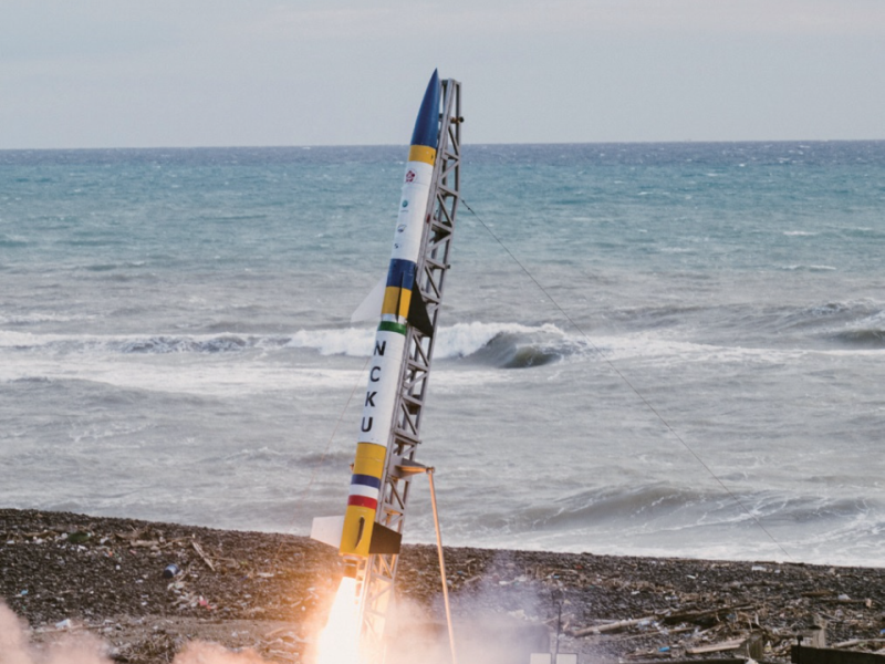 成大「兩節式試驗型混合火箭」發射升空 將為往後全型火箭的發射鋪路