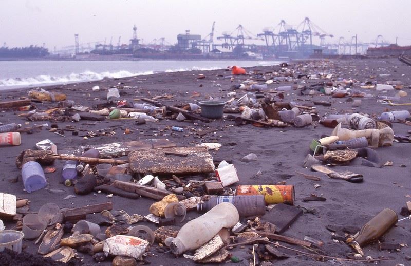 塑膠汙染不能只靠回收解決 「全面減少塑膠生產」為何如此重要？